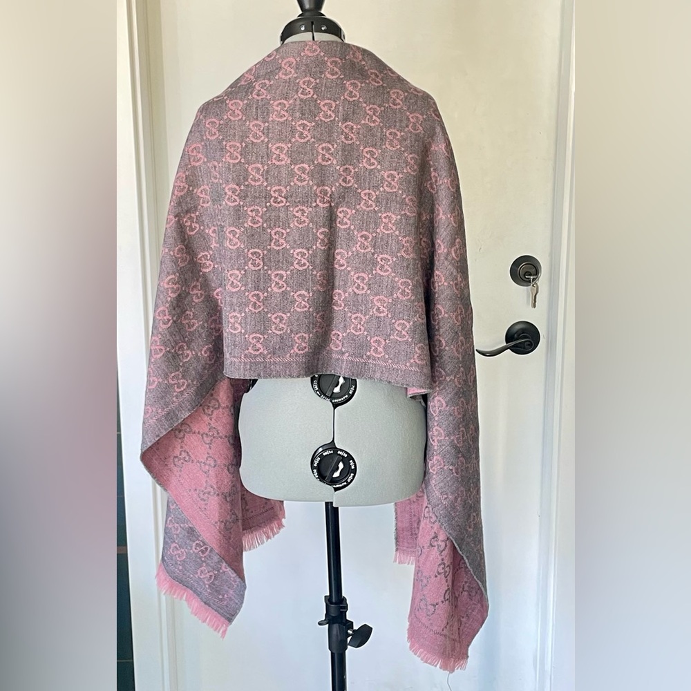 Gucci GG 100% wool wrap/scarf in grey with pink GGs, fringe, L, EUC - Picture 2 of 10